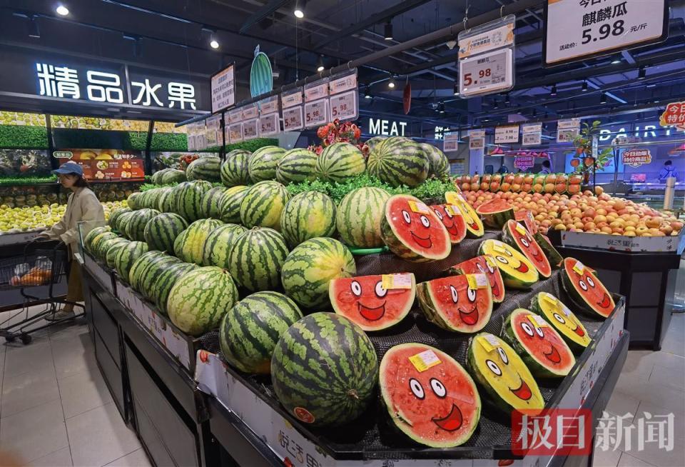 春天的第一口西瓜近百元一个你愿意尝鲜吗