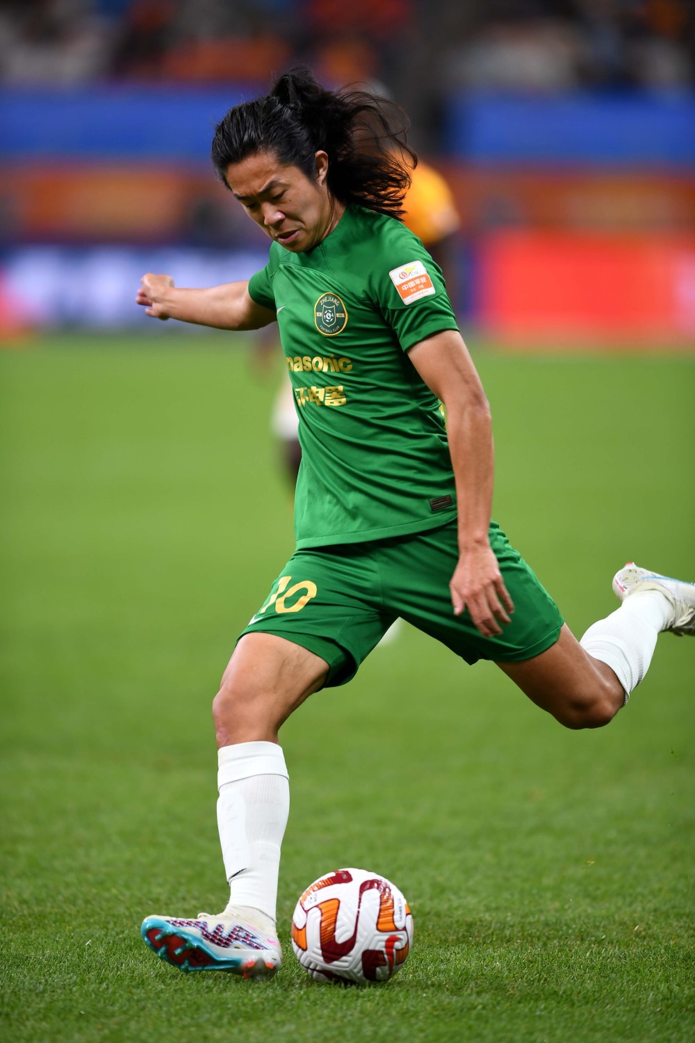 5月19日,浙江队球员李提香在比赛中射门.新华社记者 李紫恒 摄