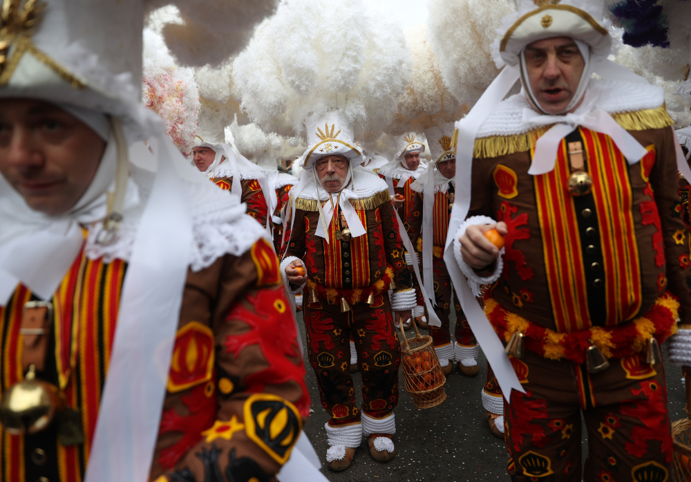 比利时班什狂欢节迎来高潮