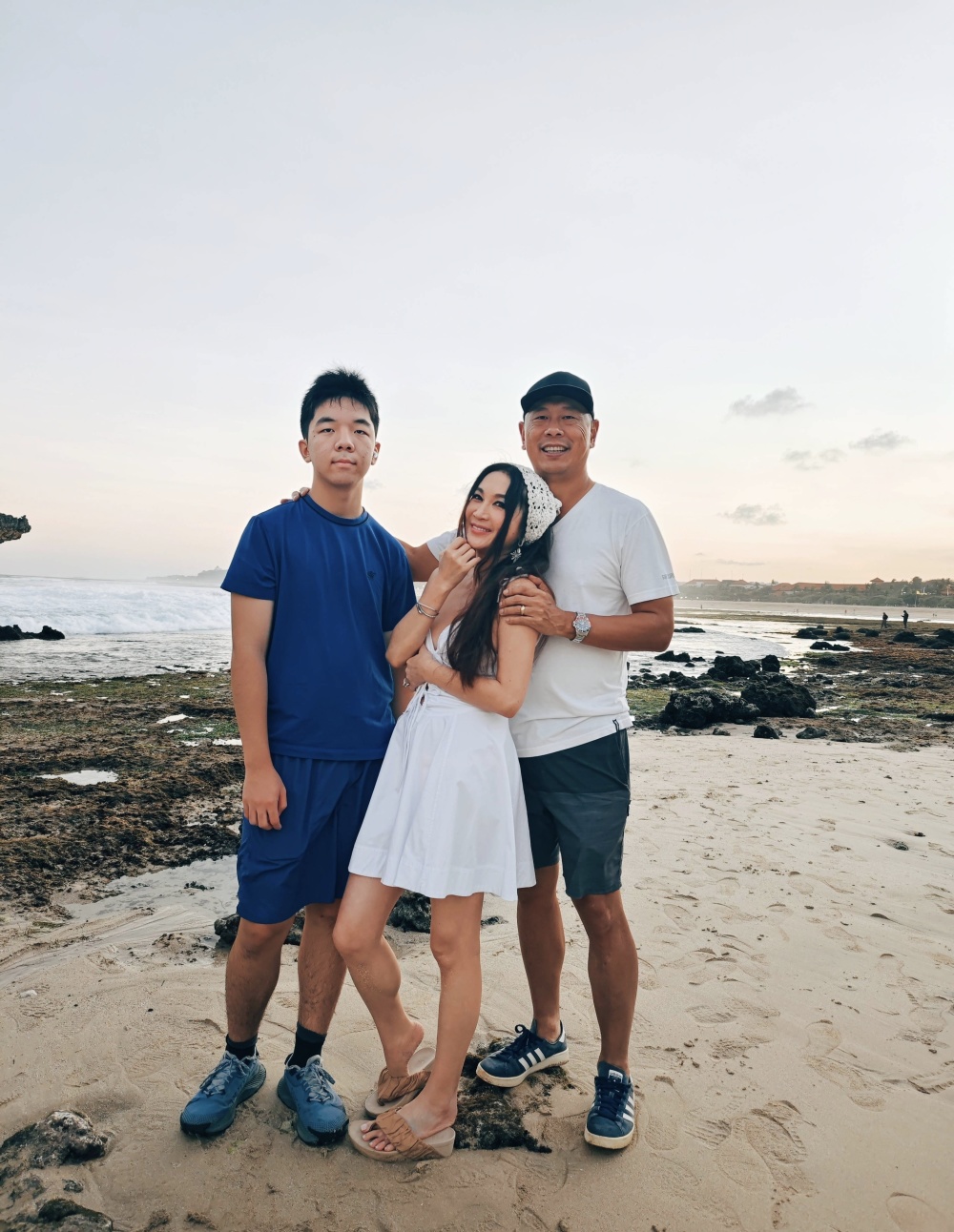 温碧霞晒一家三口海边照,和14岁养子互动好亲密,在网上引发争议