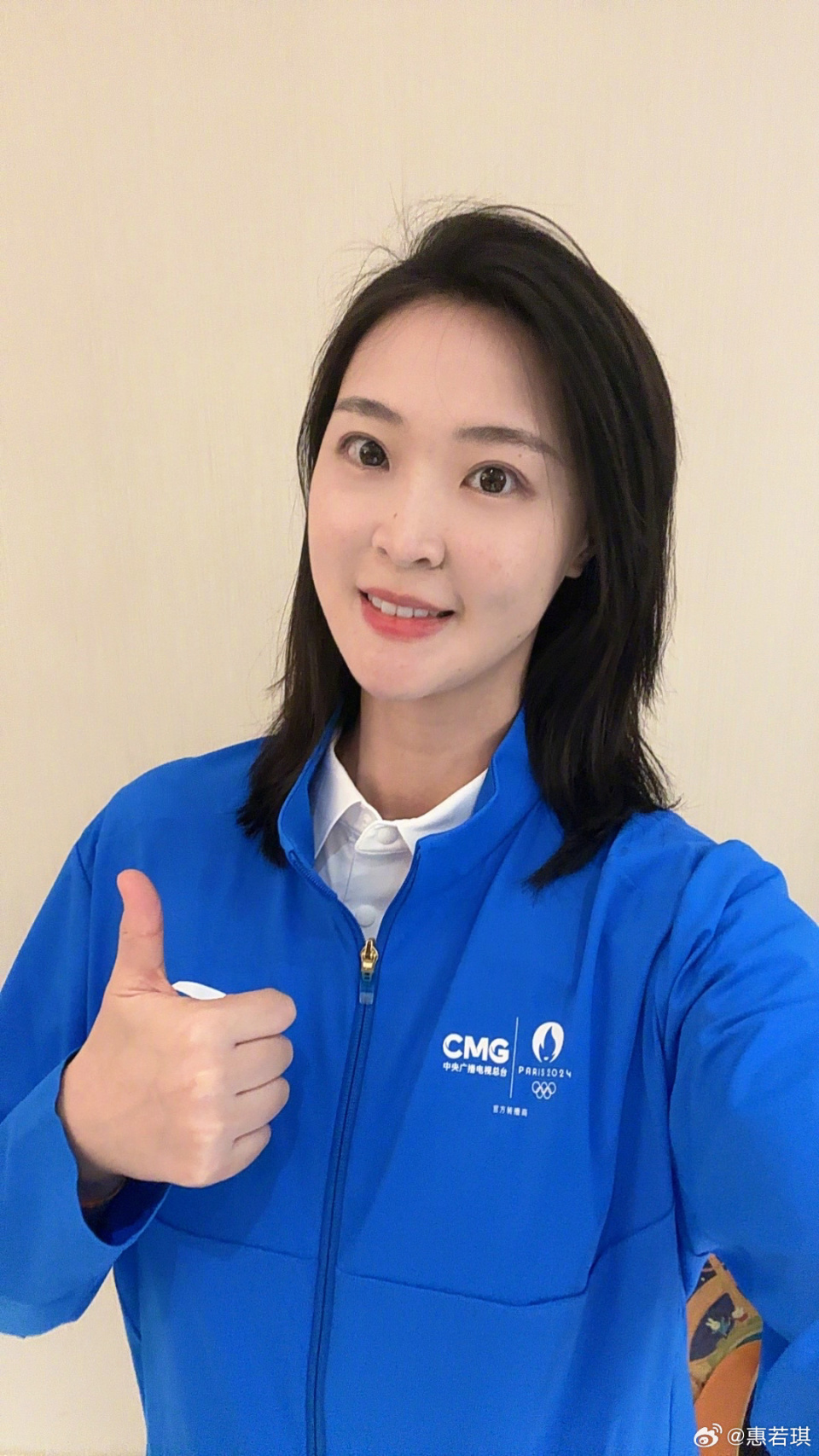 惠若琪晒埃菲尔铁塔前美照,担任巴黎奥运会直播解说,风采不减当年!