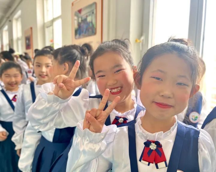 队要迎接检查,调兵山市第九小学带妆的合唱小队员们第一次佩戴新校徽