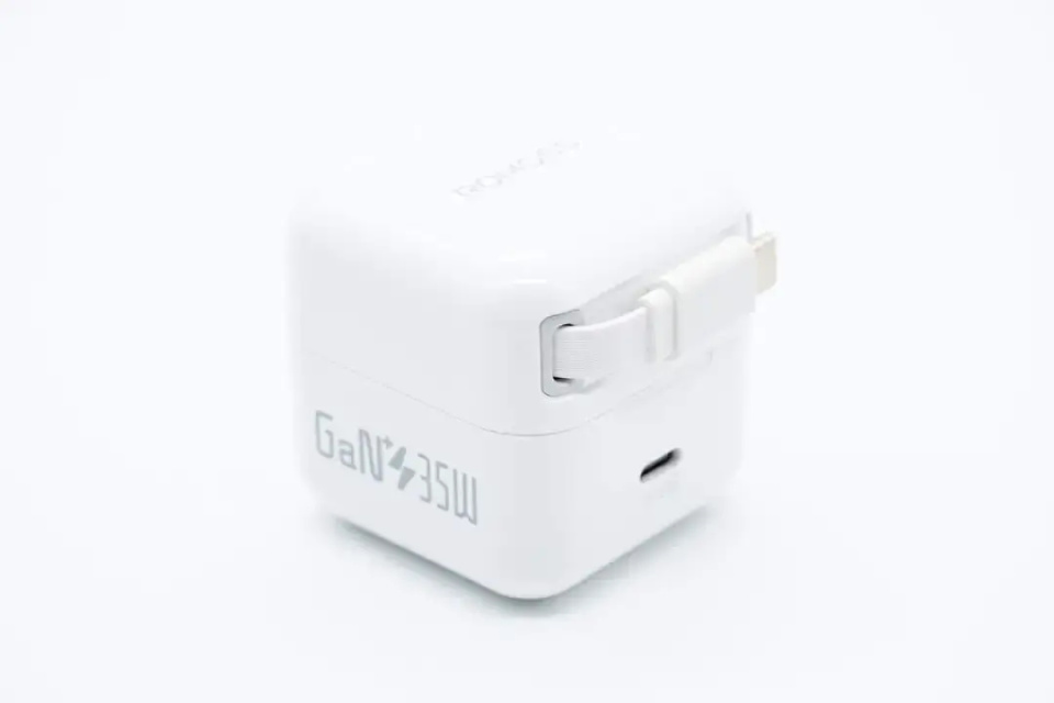 罗马仕这款氮化镓充电器采用了新颖的磁吸式设计,其中充电器和伸缩