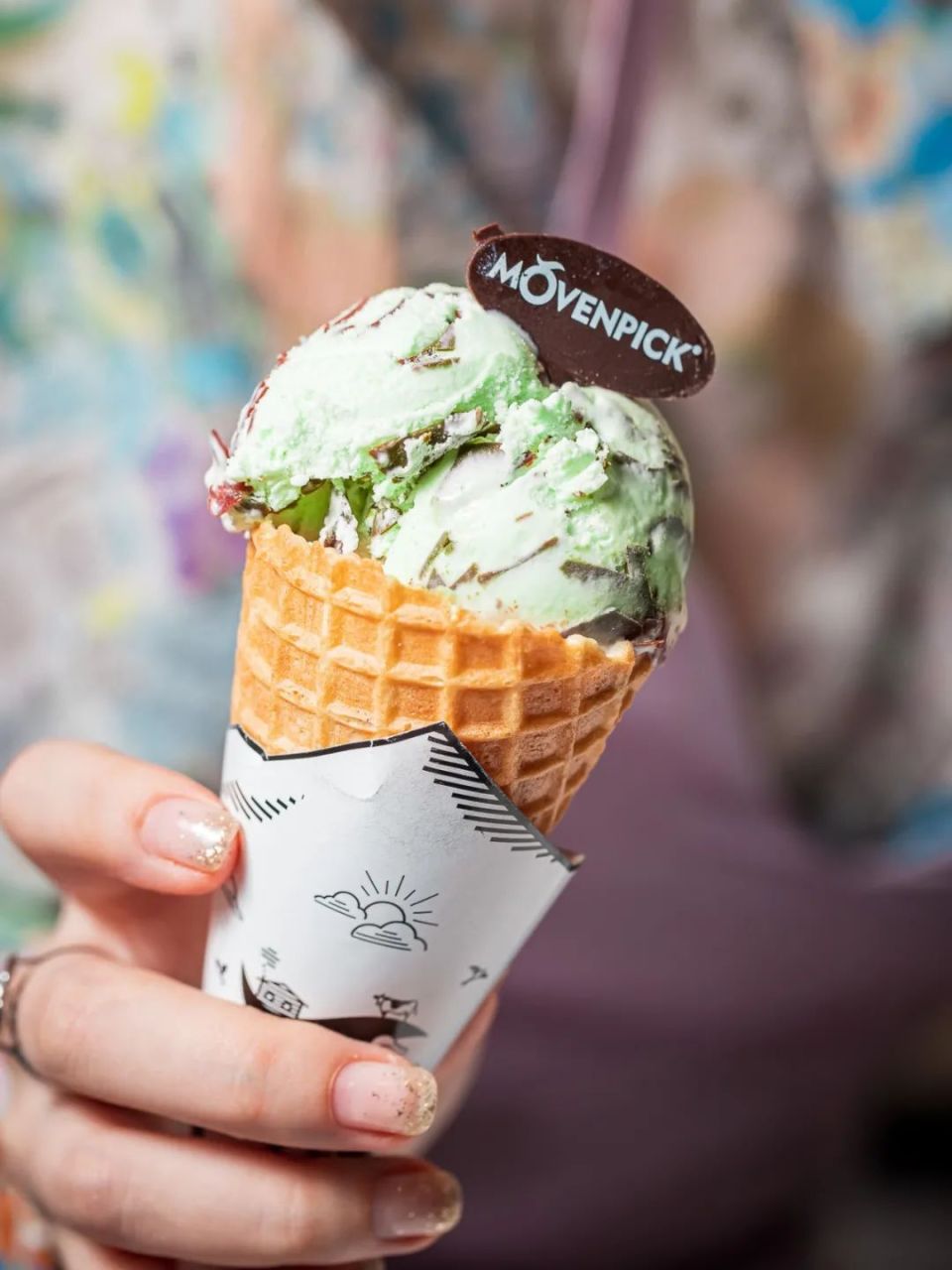 的薄荷巧克力冰淇淋,简直就是夏日必备,高颜值的薄荷绿怎么拍都很好看