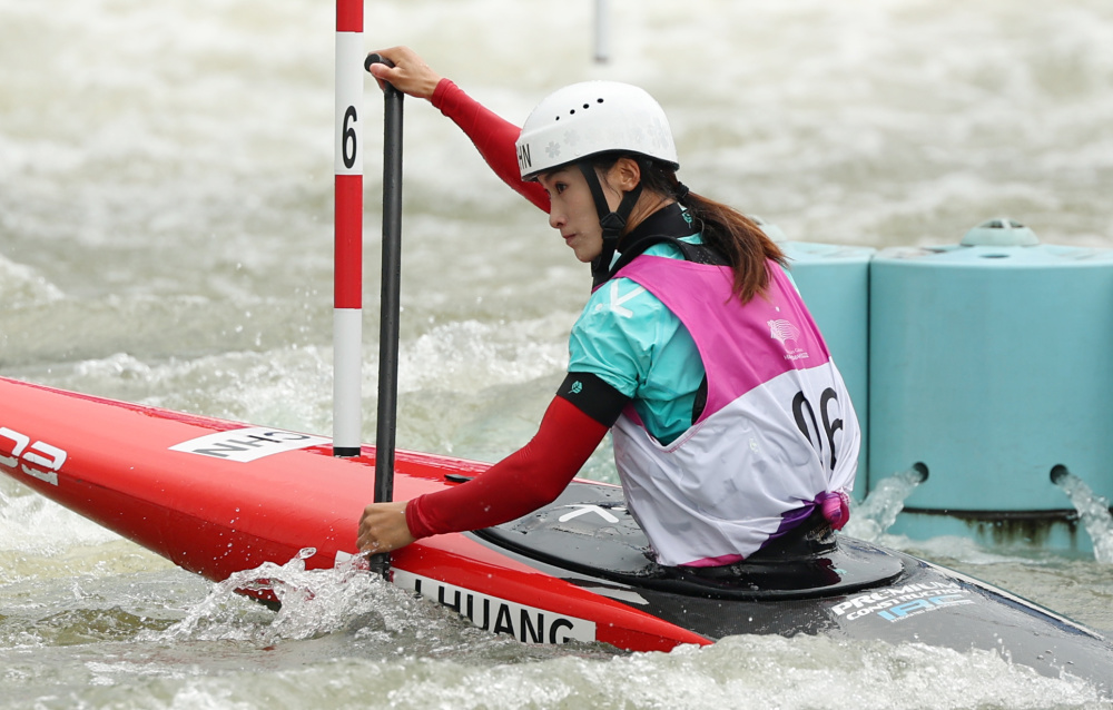 皮划艇激流回旋黄娟晋级女子单人划艇半决赛