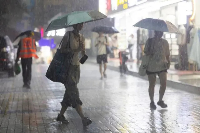 “下班雨”为何这么猛？广州气象：像在热油锅里洒水！接下来还有高温天气_腾讯新闻