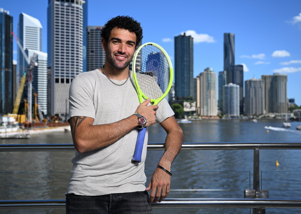 意大利帅哥贝雷蒂尼抵达布里斯班备战网球新赛季 于袋鼠角桥拍摄写真