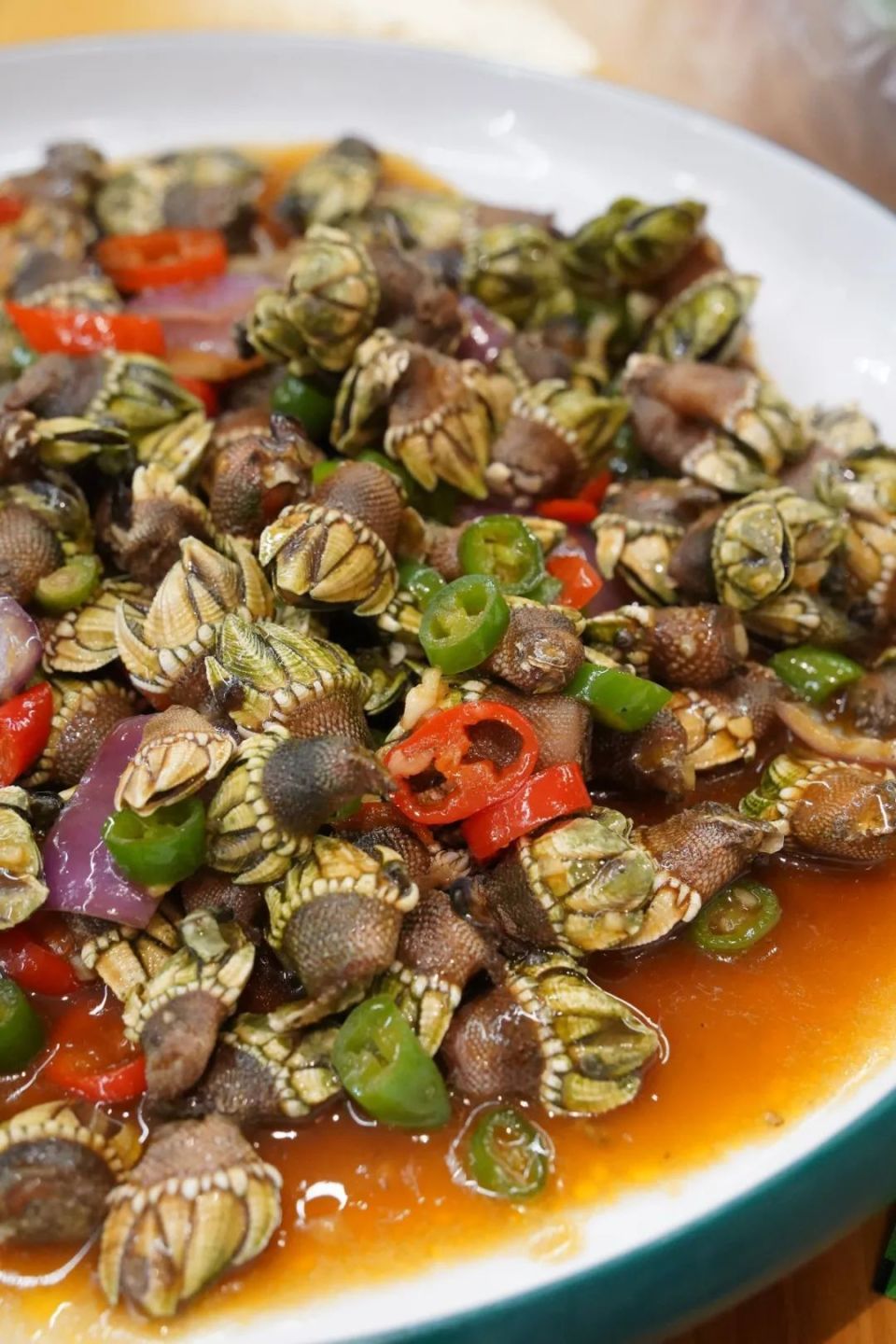 "地狱美食"佛手螺吸引了无数饕客慕名品尝摄影/邵叶凡不能尽兴地"嗍"