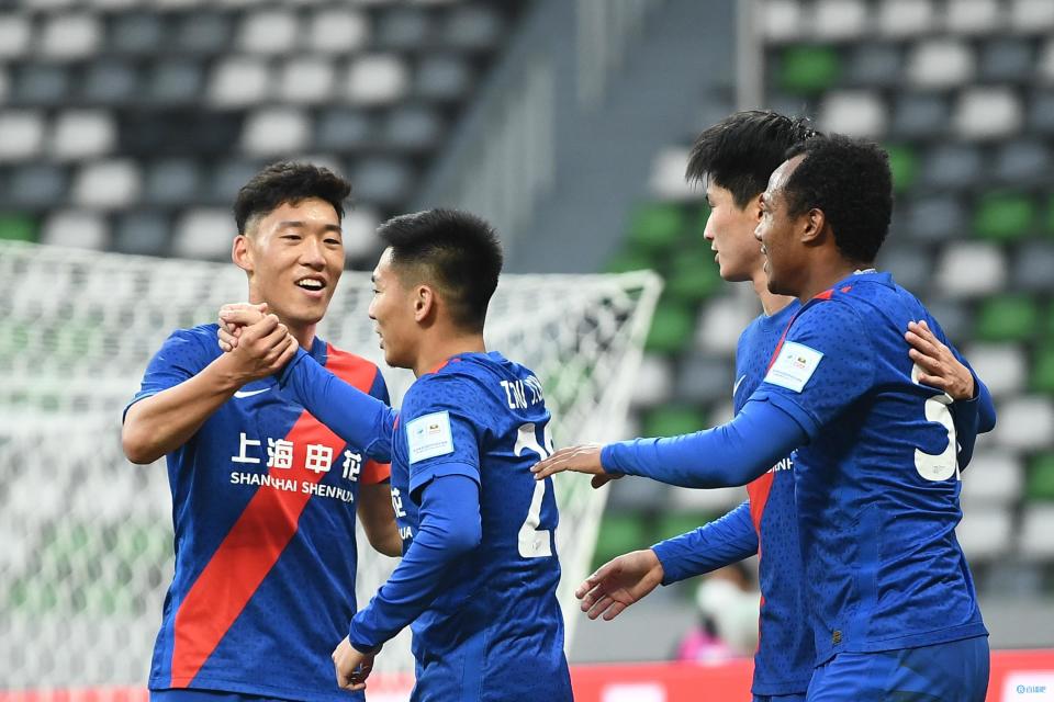 一申花球迷不满朱辰杰:你应该诚心诚意向看台鞠躬,态度在哪里?