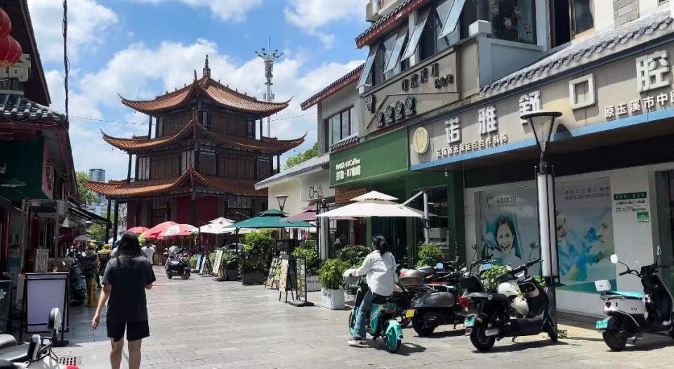 而在小庙街的对面正是玉溪最有烟火味的新兴老街和南门街,北门街,这里