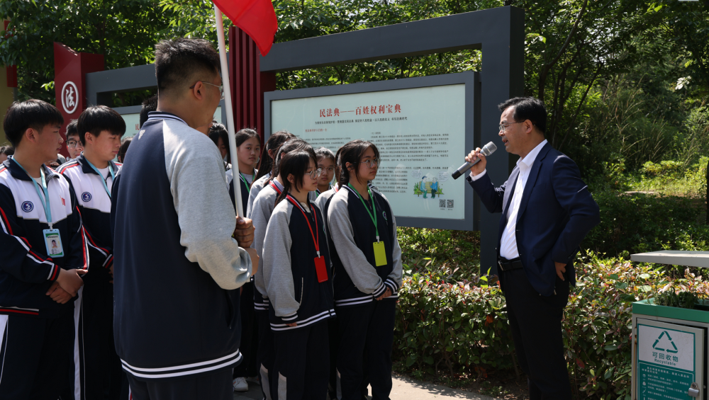 为加强青少年法治教育,当日,泗水县实验中学组织百余名师生到民法典