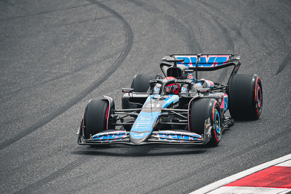 f4揭幕自古英雄出少年 雨中激战赛道险象环生