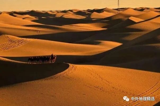 沙漠是由大沙沙漠,维多利亚沙漠,辛普森沙漠和吉布森沙漠共同组成的