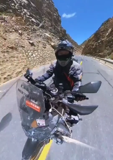 59岁武汉大叔骑摩托横跨5000公里环行西藏路上与驴友结伴不觉得孤单