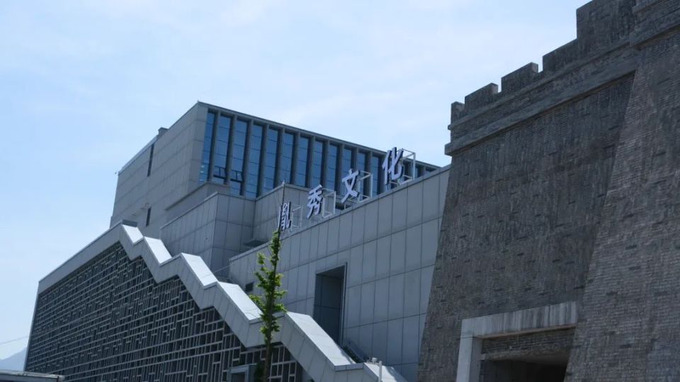 据悉,胤秀影视基地由浙江胤秀文化有限公司打造,是瓯海国际会展中心