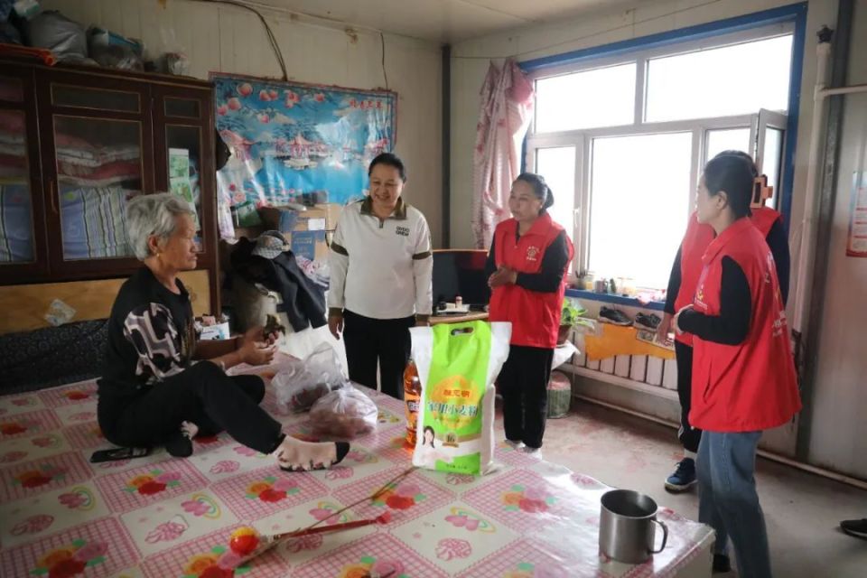 志愿者们先后深入加信镇,延寿镇等乡镇的8户困难老人家中进行走访慰问