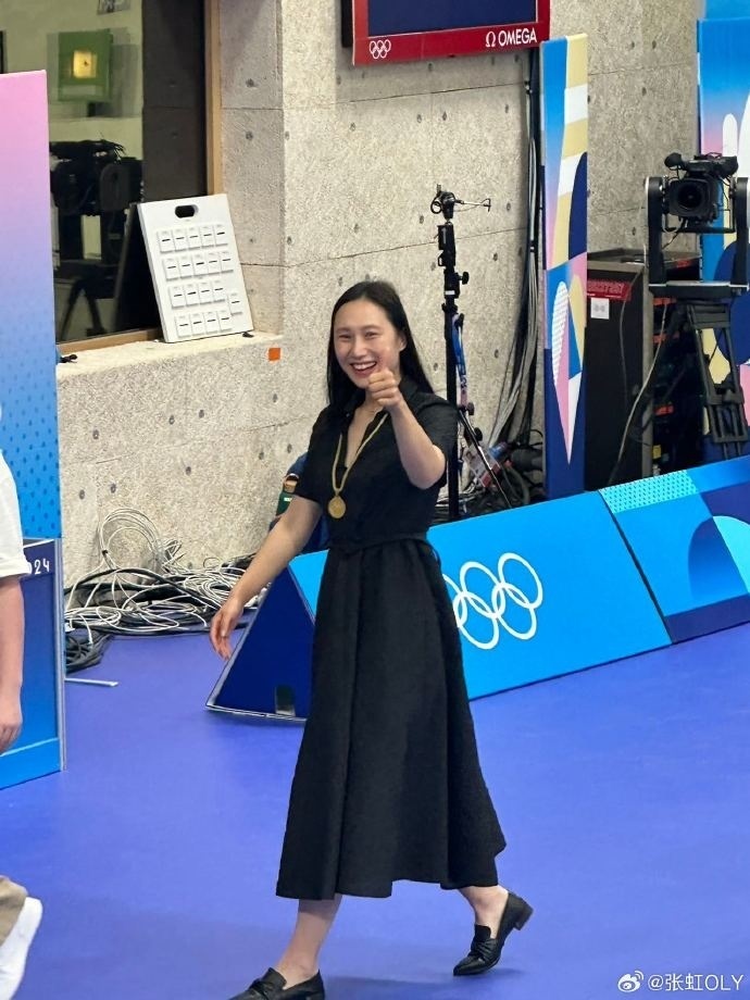 张虹:很荣幸能够为本次奥运首金颁奖
