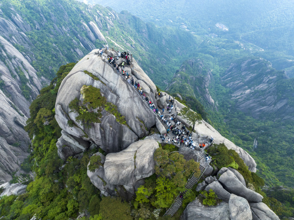 黄山天都峰时隔5年恢复开放,著名景点"鲫鱼背"再上线