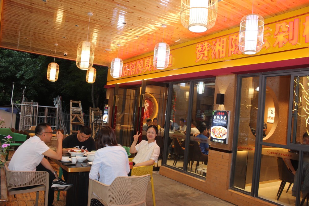 湖南衡阳特色美食餐饮"赞湘老长沙"在昆明开业香港云南总商会现场授牌