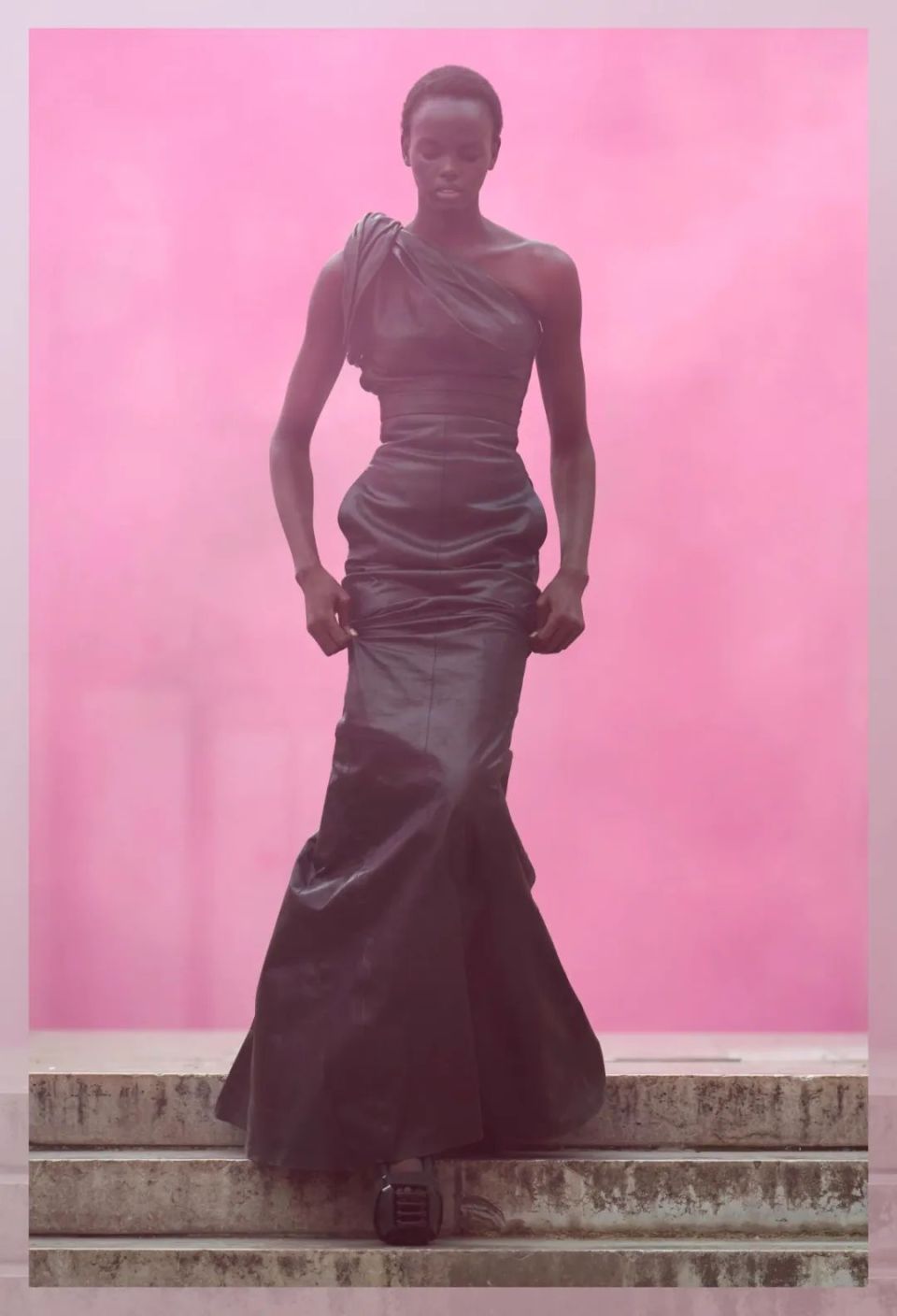 被亚当兰伯特的高跟鞋硬控了60秒