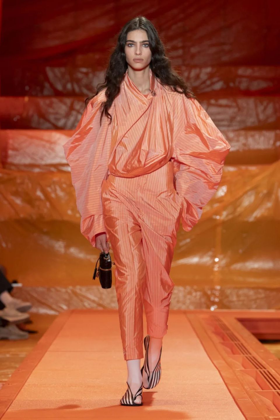 想象路易威登女性,从她穿的衣服开始