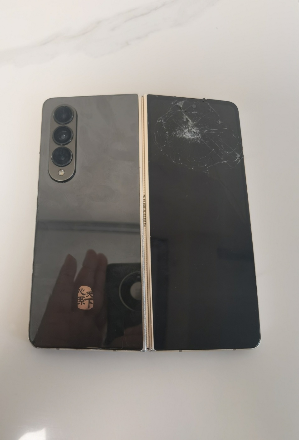 不足一年三星折叠屏手机出故障,如今主板损坏维修存争议