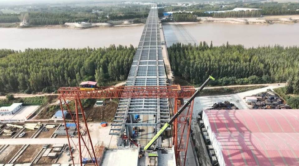 国内最大跨径钢桁梁公铁两用桥——聊泰铁路黄河公铁桥合龙_腾讯新闻