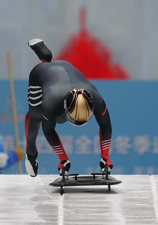 钢架雪车闫文港获男子钢架雪车冠军