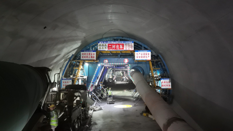 汕梅高速改扩建项目新建莲花山1号特长隧道左线贯通
