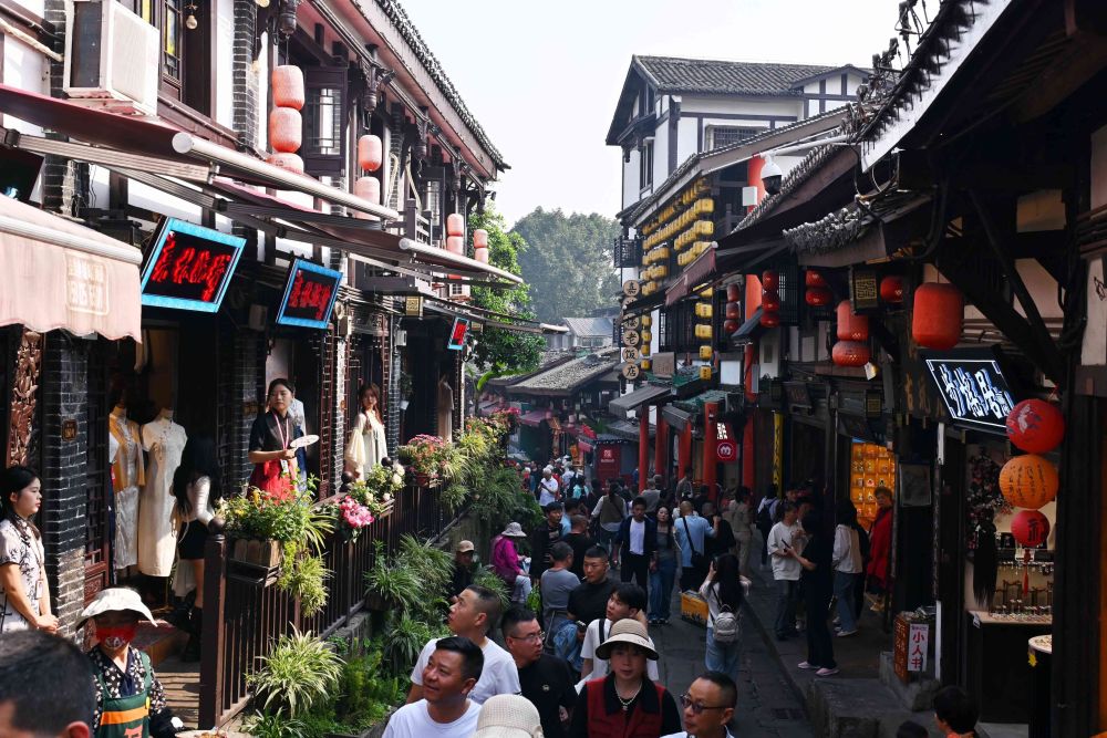 重庆磁器口古镇游客络绎不绝