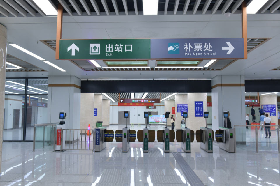 公交车,长途汽车等旅客不仅可以直接换乘地铁2号线洛阳站南广场负一层