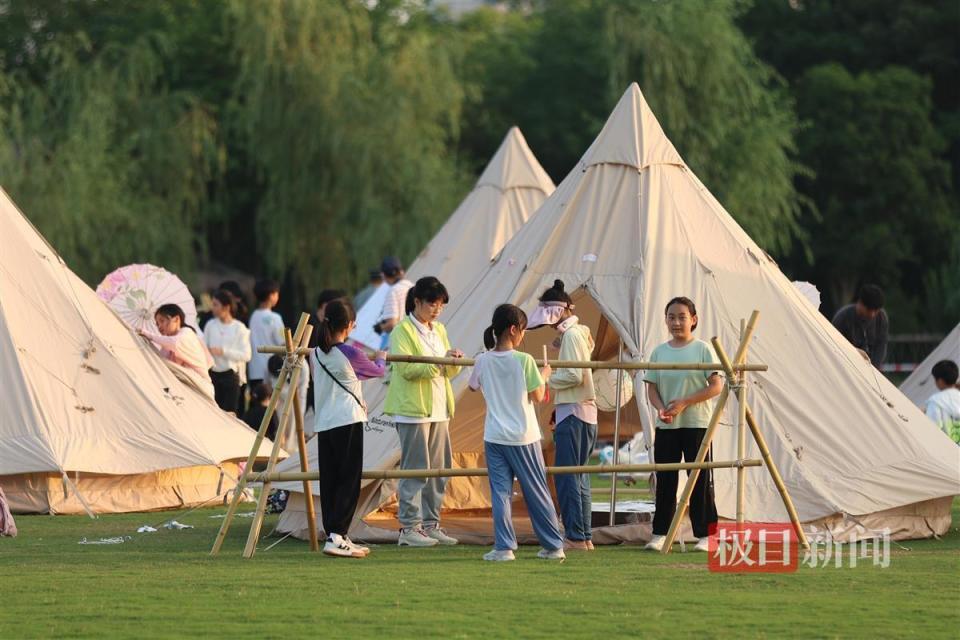 搭帐篷,围栅栏,还有篝火晚会,这所小学把童年该有的样子"还给"学生