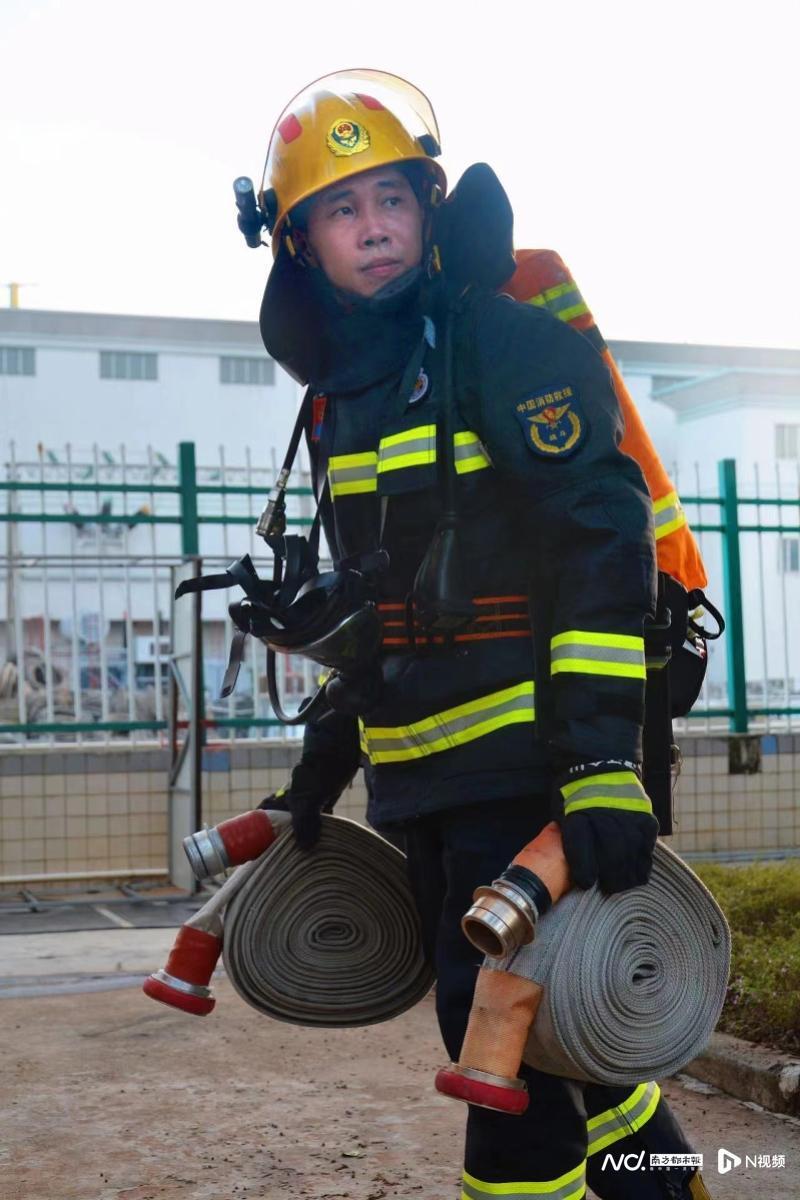 "95后"消防员不畏艰险,高温火焰中徒手拎出液化气瓶