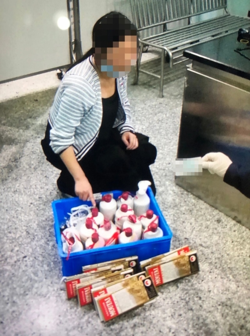 女子腿绑14瓶茅台酒入境被查：穿长裙遮挡，脚步沉重神色异常被截查