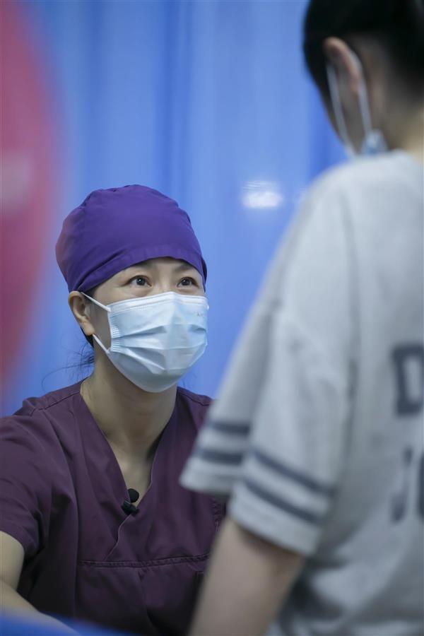 "近日,武汉市妇幼保健院分娩室首席助产士游丽萍收