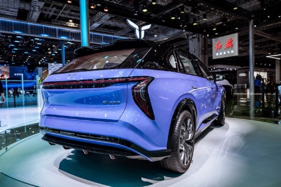 红旗 E202 纯电中大型 SUV 亮相：配 800 伏快充，2024 年2月上市_腾讯新闻