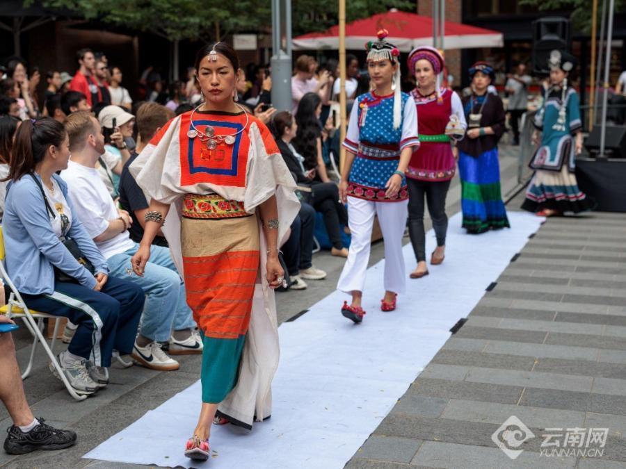 中国音乐家涂议嘉和爱尔兰音乐家peadar connolly-davey一起合作为
