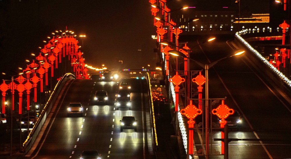 这是2月5日拍摄的北京复兴路附近夜景