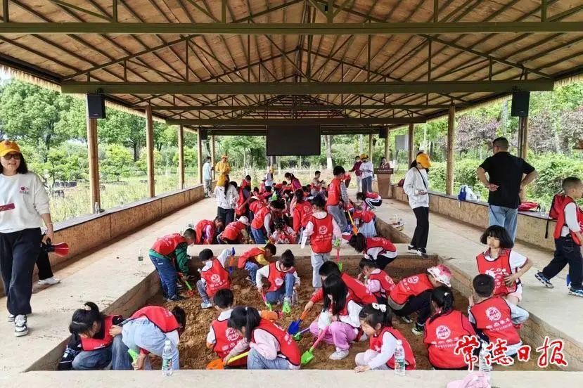 常德绿岛蓝湾景区"五一"鱼王节现场气氛火热.