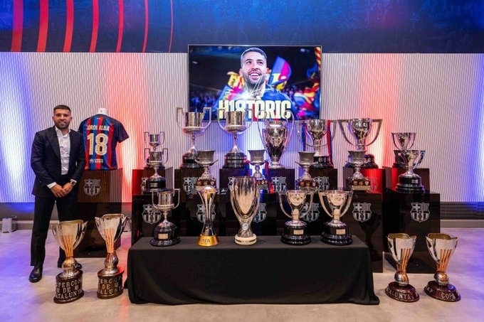 荣誉满满巴萨官推晒阿尔巴与奖杯合影:6西甲 5国王杯 1欧冠_腾讯新闻