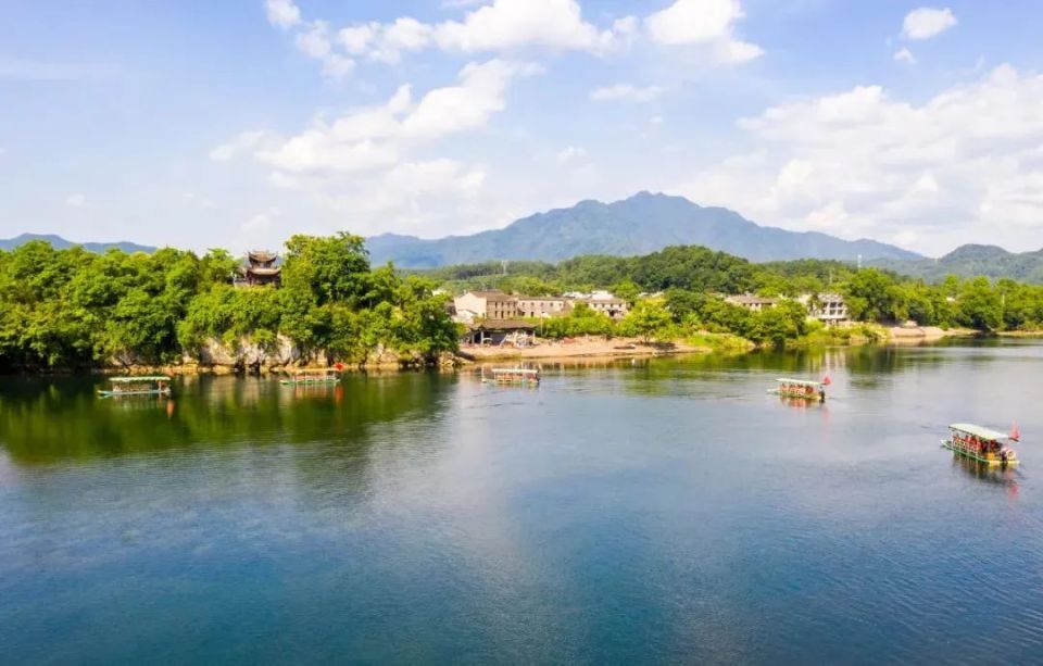 竹筏缓缓穿过潭两岸徜徉在雾中,一路上可欣赏东园古渡,踏歌岸阁垒玉墩