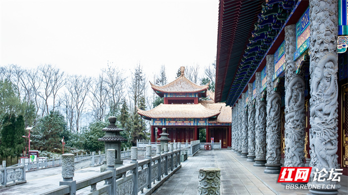 炎陵縣迎來入冬以來第一場雪,漫天飛舞的雪花為炎帝陵景區裹上了銀裝