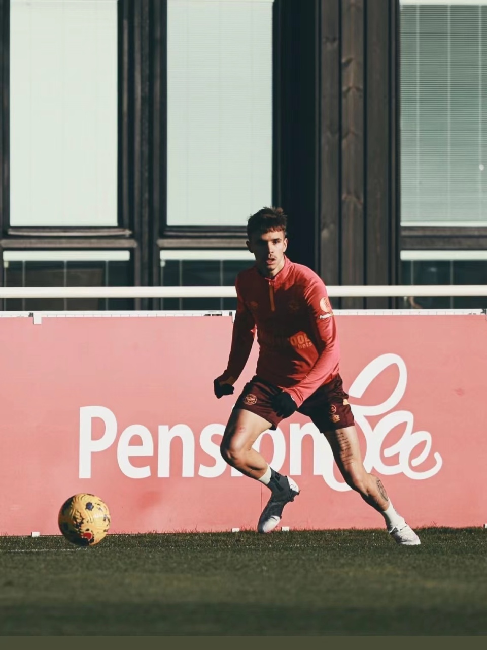 贝克汉姆的二公子罗密欧最新训练画面,踢得有模有样