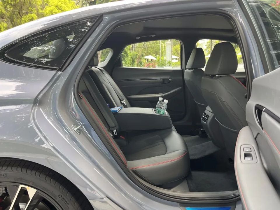 配备大尺寸天窗,12扬声器bose音响,主驾驶座椅多项调节等.