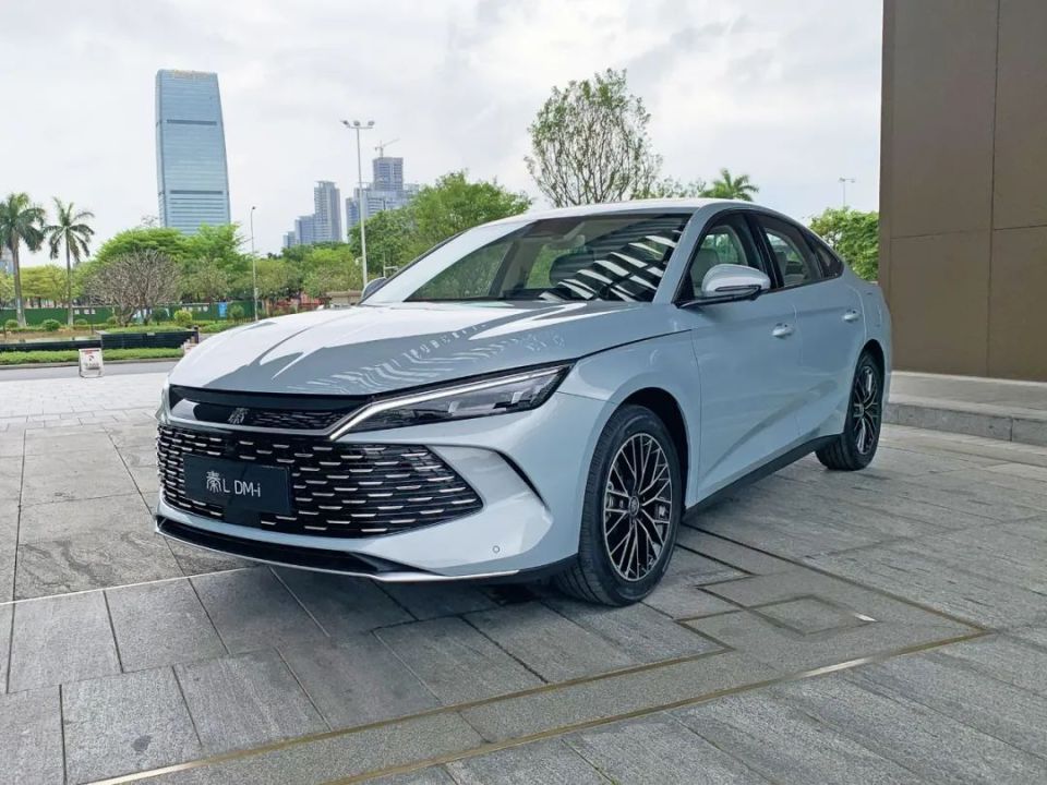 秦家族添猛员,主打中级轿车市场,零距离体验比亚迪秦l