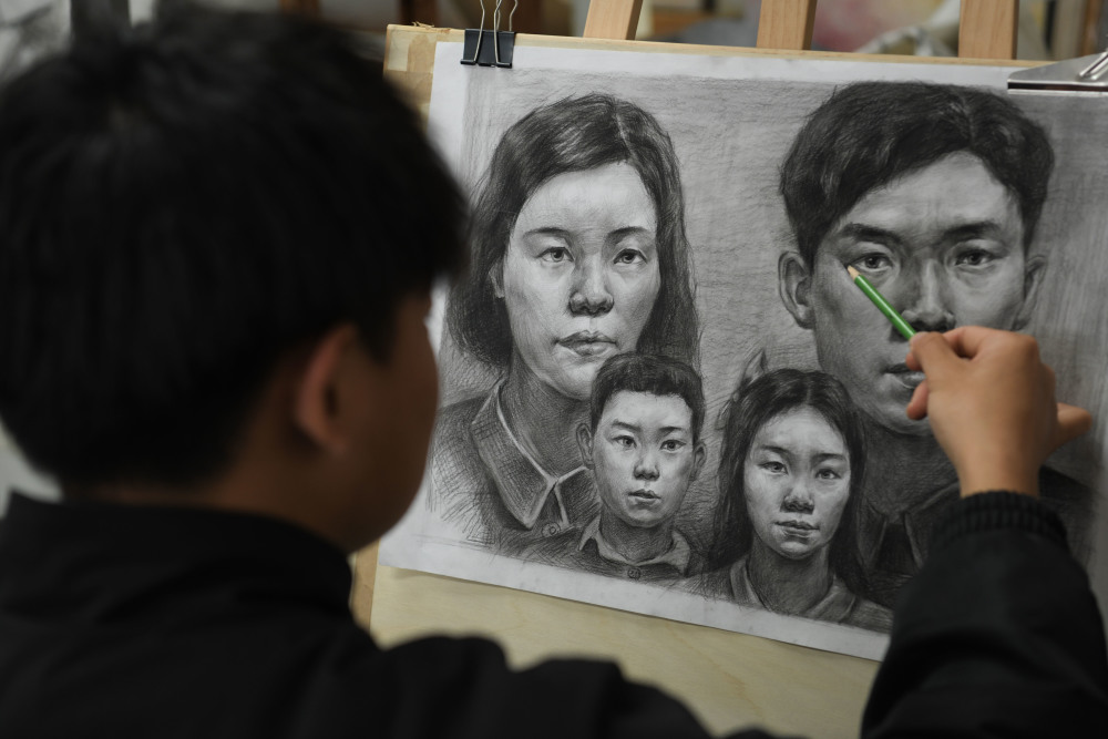 新华全媒画里画外的青春目光00后大学生为烈士画像