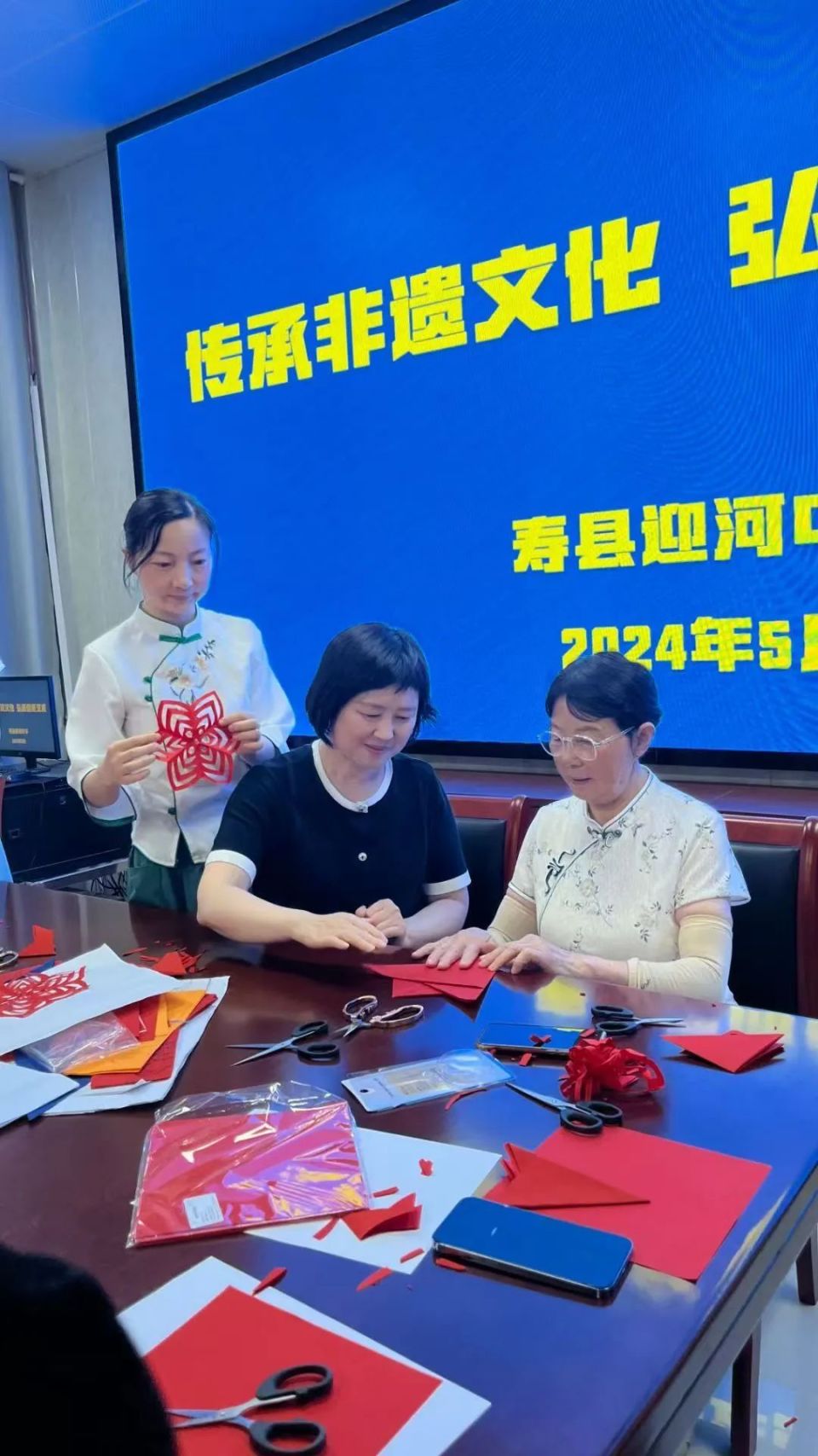 王群剪纸公益活动走进寿县迎河中学