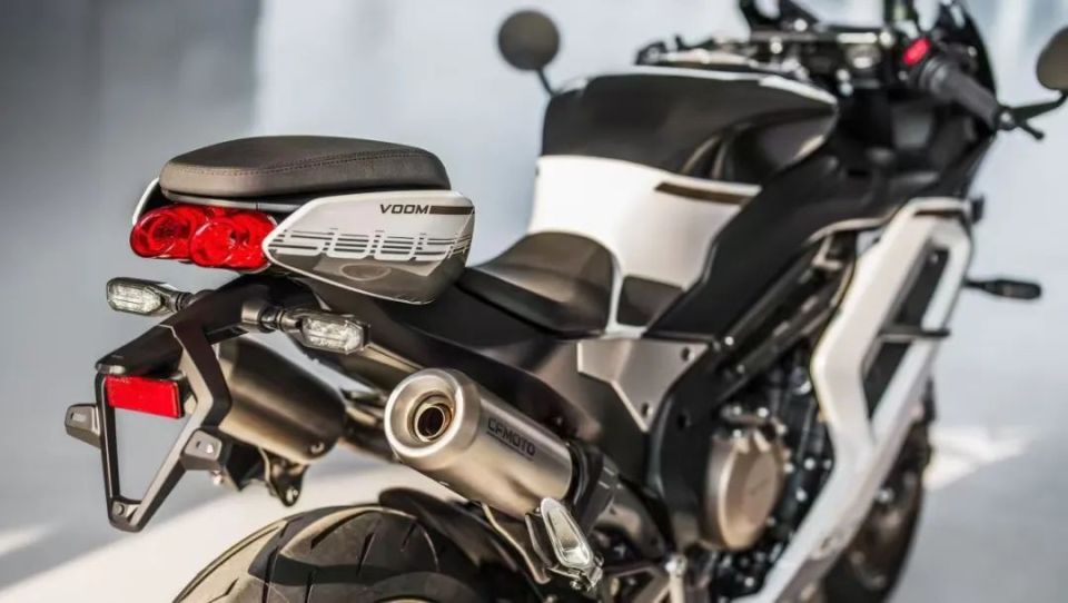 对于如今在售的车型中,尾座设计依然沿用箱式结构的有雅马哈sxr900gp