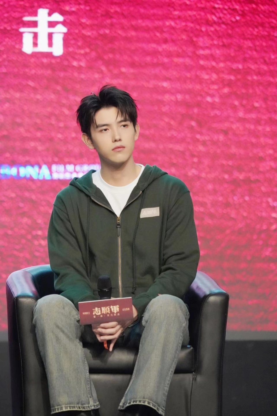 陈飞宇分享了"松骨峰三人组"抽烟戏的幕后细节.