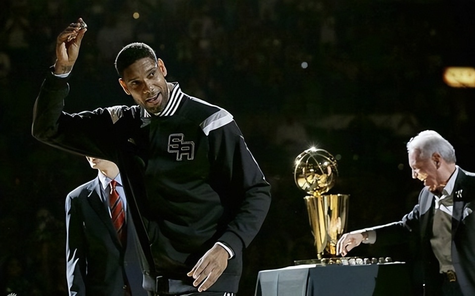 都是马刺的状元,文班对比当年的邓肯如何?一数据直接差了2档